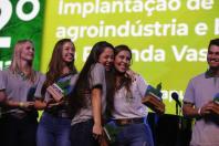 premiadas se abraçam e comemoram conquista