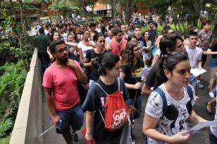 alunos se preparando para o vestibular