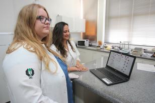 A estudante Thayna Lopes e a professora Renata da Rosa investigam a mutação genética do mosquito Aedes aegypti