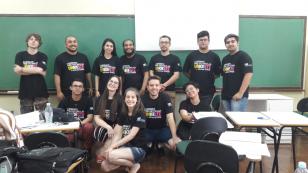 professores do cursinho posam para a foto