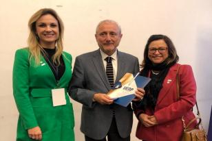 A reitora da Universidade Estadual do Norte do Paraná (UENP), Fátima Aparecida da Cruz Padoan, e a coordenadora de Relações Internacionais, Eliane Segati Rios Registro posam para foto