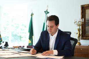 governador Carlos Massa Ratinho Júnior assina documento
