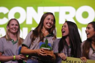 estudante da Unicentro comemora a premiação recebida