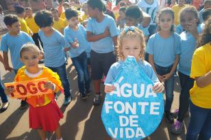 Estudantes da rede municipal de Jataizinho no Desfile de 7 de Setembro, tendo o meio ambiente como tema