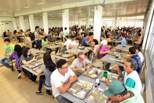 alunos realizam refeição no restaurante universitário da UEL