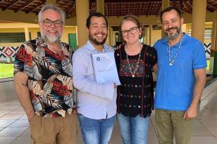 Yago Queiroz (centro) com o professores Regis Moreira, Monica Kaseker e Wagner do Amaral