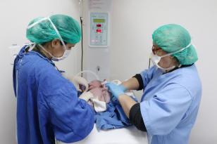 Enfermeiras atendendo recém-nascido 