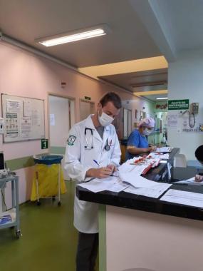 Interno assinando papéis no hospital 