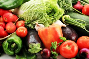Frutas e verduras em mesa 