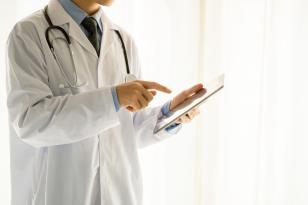 Médico com tablet 