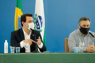 Governador do Paraná ao lado do secretário da saúde 