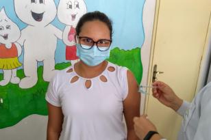 Bolsista da UENP é a primeira profissional de saúde imunizada contra Covid-19 em Jacarezinho