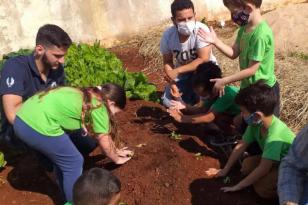 Projeto da UEL incentiva compostagem e horta comunitária em escolas municipais
