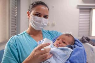 Enfermeira segurando bebê