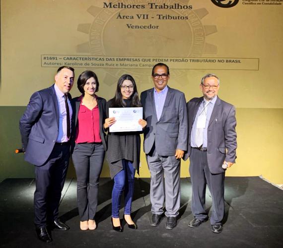 equipe recebendo o premio