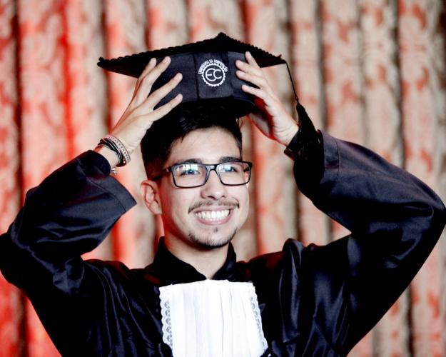 aluno comemorando formatura