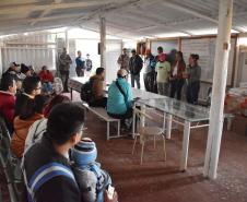 Horta comunitária sob linhas de alta tensão da Copel em Maringá recebe comitiva peruana