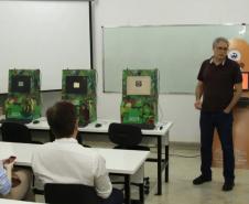 Estudantes e professores da UEL adaptam máquinas caça-níqueis para fins educativos