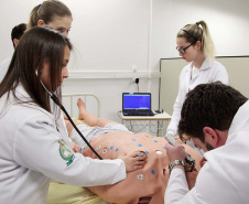 Governo destina R$ 6 milhões para universidades investirem em ensino de medicina com IA