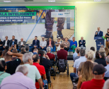 Governo do Paraná lança concurso de inovação para criação de bengalas inteligentes