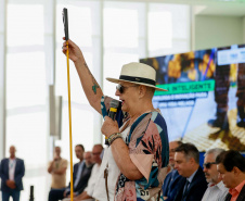 Governo do Paraná lança concurso de inovação para criação de bengalas inteligentes