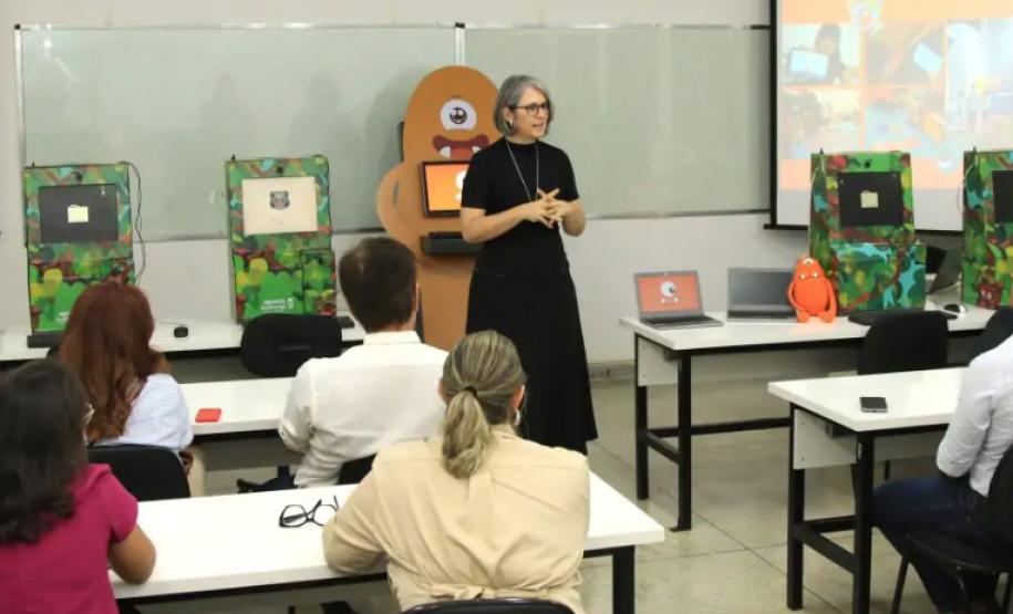 Estudantes e professores da UEL adaptam máquinas caça-níqueis para fins educativos