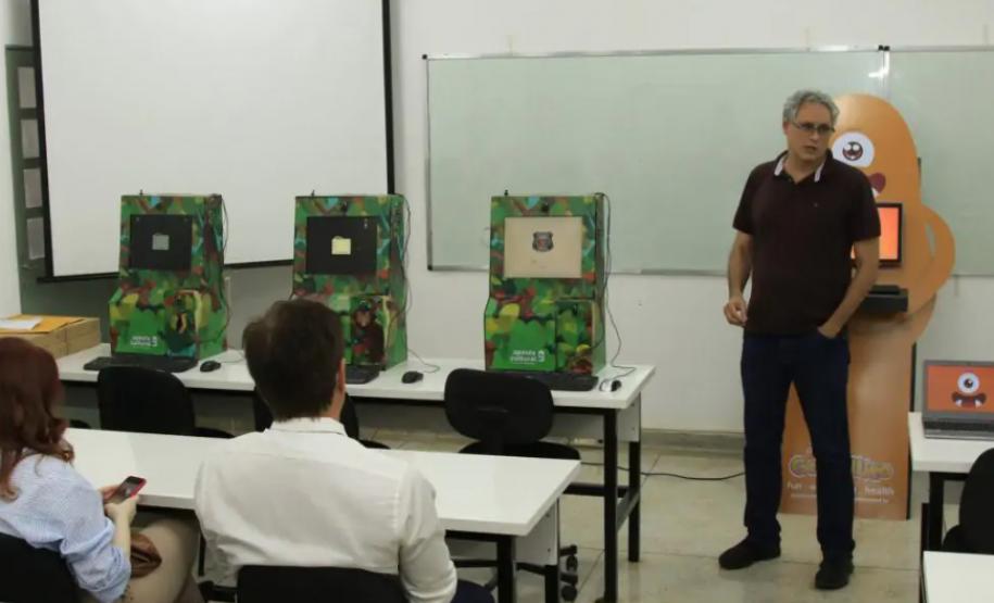 Estudantes e professores da UEL adaptam máquinas caça-níqueis para fins educativos