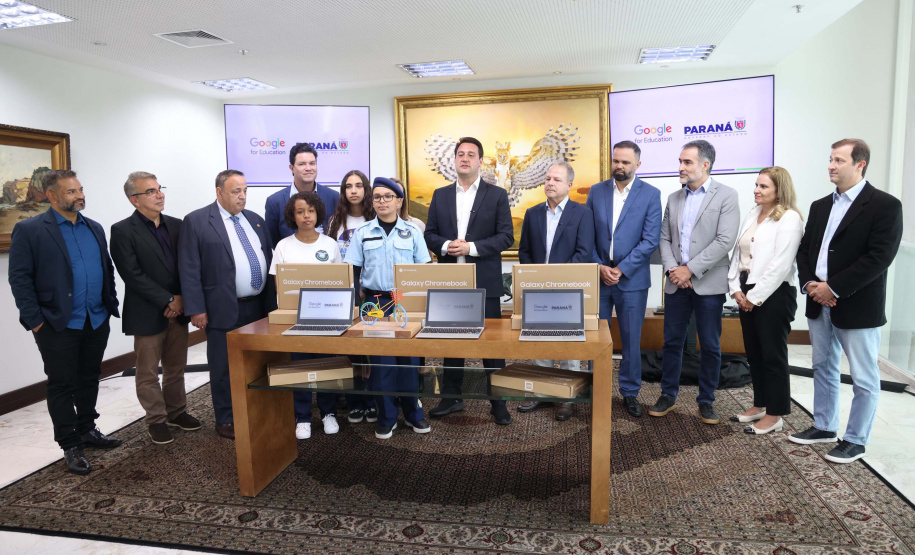 Estado entrega mais de 32 mil chromebooks para modernizar ensino da rede estadual