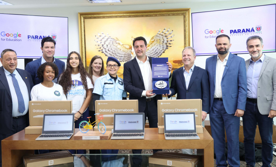 Estado entrega mais de 32 mil chromebooks para modernizar ensino da rede estadual