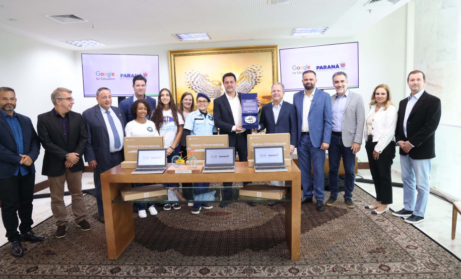Estado entrega mais de 32 mil chromebooks para modernizar ensino da rede estadual