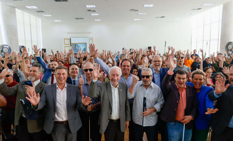 Governo do Paraná lança concurso de inovação para criação de bengalas inteligentes