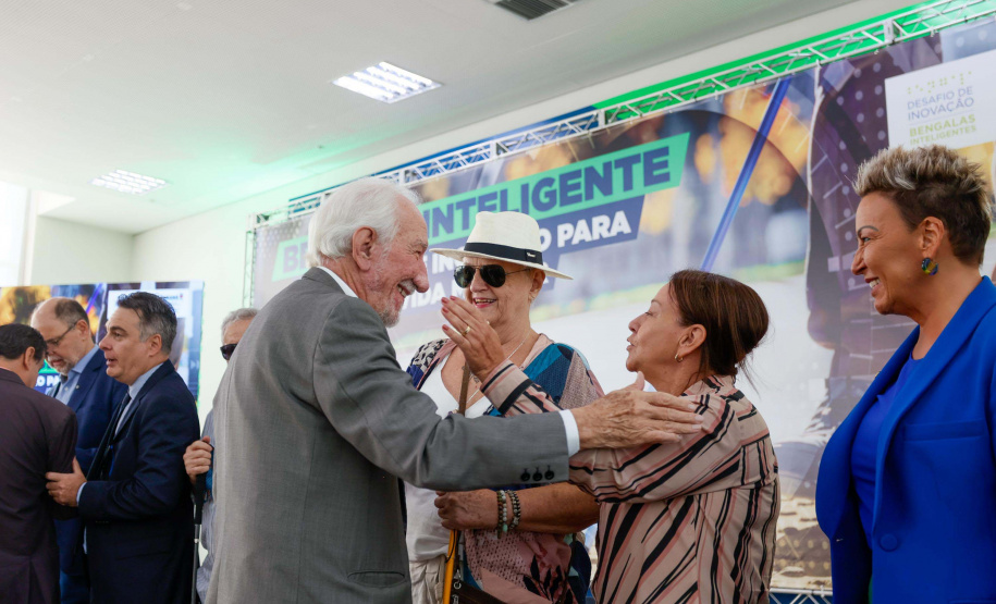 Governo do Paraná lança concurso de inovação para criação de bengalas inteligentes