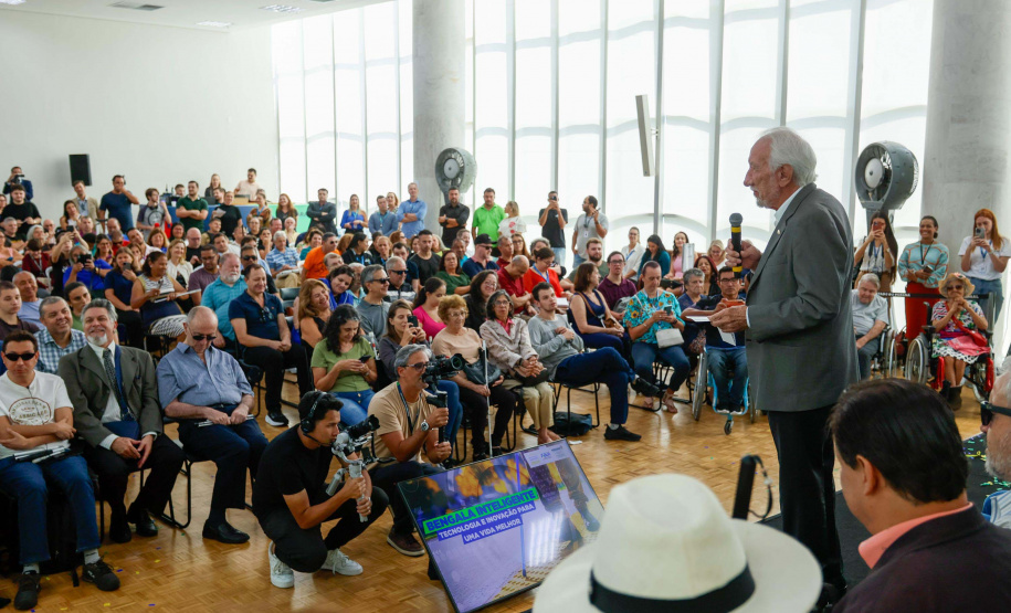 Governo do Paraná lança concurso de inovação para criação de bengalas inteligentes