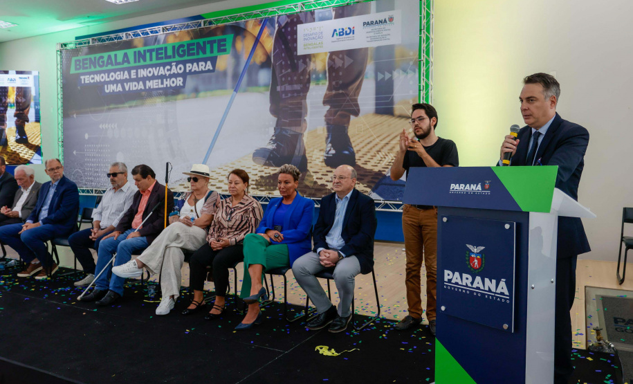 Governo do Paraná lança concurso de inovação para criação de bengalas inteligentes
