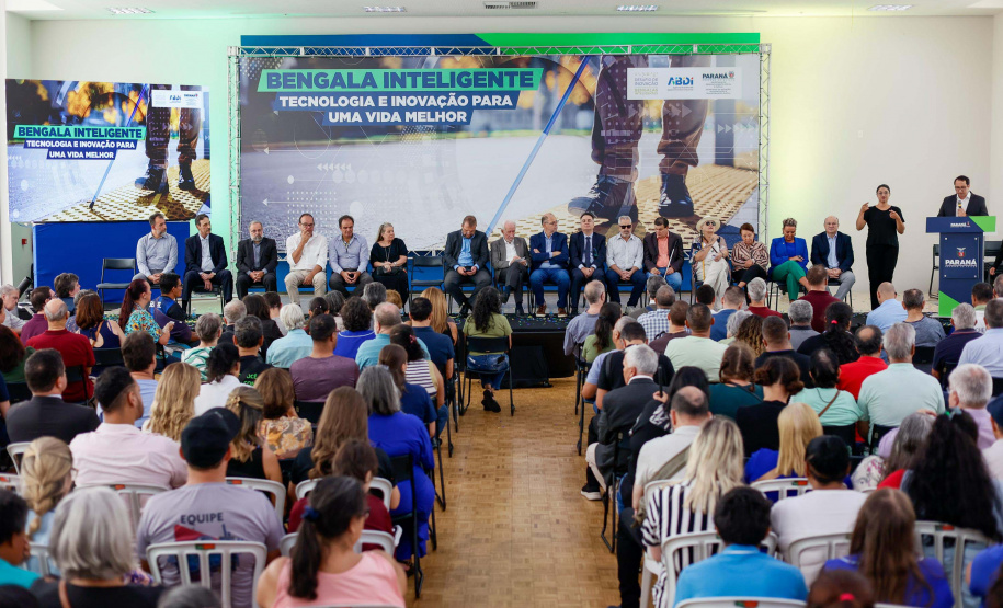 Governo do Paraná lança concurso de inovação para criação de bengalas inteligentes