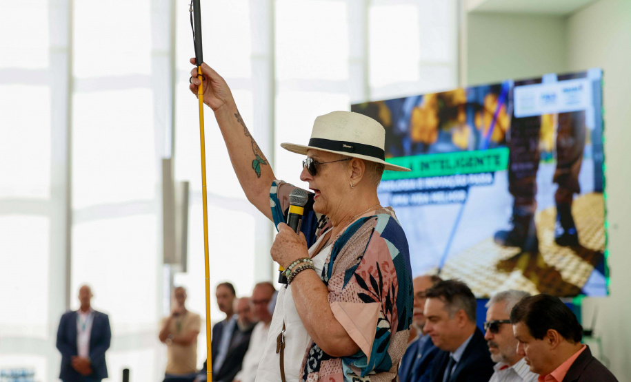 Governo do Paraná lança concurso de inovação para criação de bengalas inteligentes