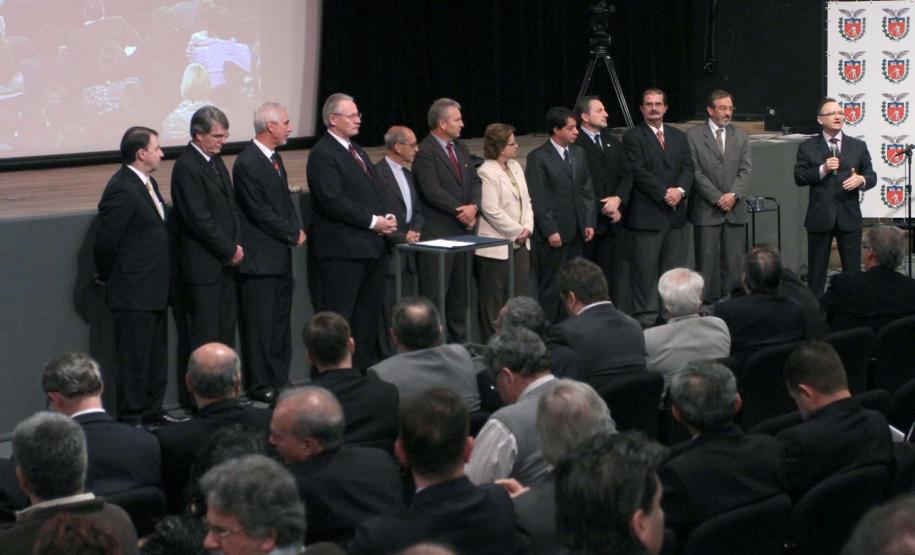 Pessuti nomeia reitor e vice-reitor da UENP Pessuti nomeia reitor e vice-reitor da UENP