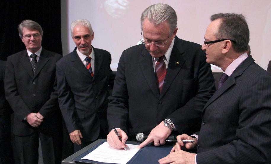 Pessuti nomeia reitor e vice-reitor da UENP Pessuti nomeia reitor e vice-reitor da UENP