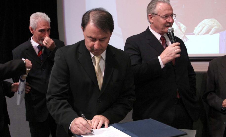 Pessuti nomeia reitor e vice-reitor da UENP Pessuti nomeia reitor e vice-reitor da UENP