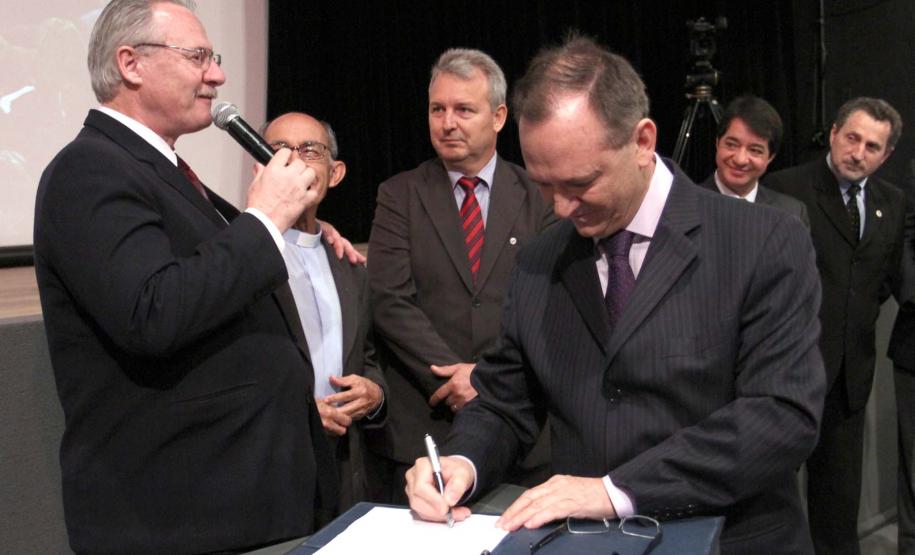 Pessuti nomeia reitor e vice-reitor da UENP Pessuti nomeia reitor e vice-reitor da UENP